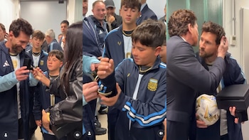 Las divertidas reacciones de Mateo Messi al ver los lujosos regalos que la Conmebol le dio a Lionel tras su retiro de la Selección