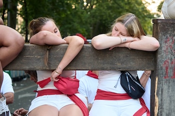Dos jovenes duermen antes del Segundo encierro de los Sanfermines de 2026, a 8 de julio de 2026, en Pamplona, Navarra (España). (Eduardo Sanz/Europa Press)