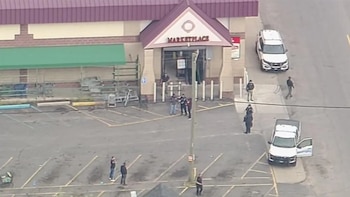 Un tiroteo en una tienda de comestibles de Detroit provocó la muerte de una persona y lesiones a otra (Captura de video)
