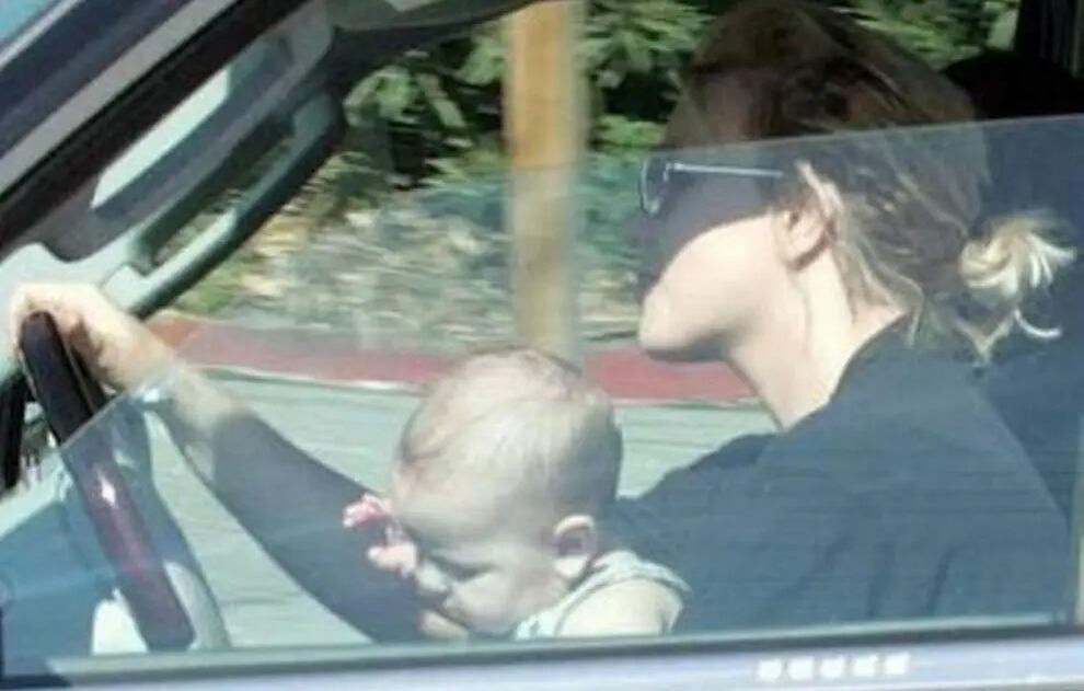 Britney Spears condujo con su hijo Sean Preston en su regazo para huir de un paparazzi. (Captura de video)