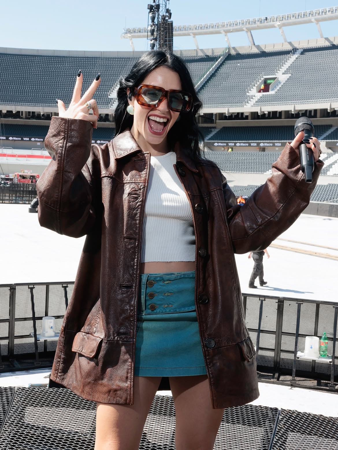 Eufórica y con el gesto de rock, Lali sostuvo el micrófono frente a las gradas vacías del estadio donde esta noche cerrará su gira
