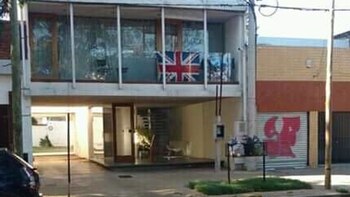 El hombre colgó un toallón