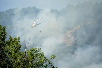 Un helicóptero ayuda en las labores para extinguir el incendio forestal, a 6 de julio de 2026, en Ribota de Sajambre, León, Castilla y León (España). (Xuan Cueto/Europa Press)