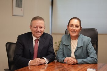 Fotografía cedida hoy por Prensa Claudia, que muestra una reunión de la candidata presidencial mexicana del oficialismo, Claudia Sheinbaum y el expresidente de la Suprema Corte de Justicia de la Nación (SCJN), Arturo Zaldívar, en la Ciudad de México (México). EFE/ Prensa Claudia / SOLO USO EDITORIAL/ SOLO DISPONIBLE PARA ILUSTRAR LA NOTICIA QUE ACOMPAÑA (CRÉDITO OBLIGATORIO)