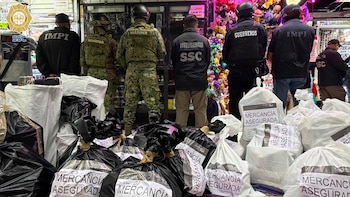 Como parte del "Operativo Limpieza", autoridades decomisaron más de un millón de pesos en mercancía en la Friki Plaza.
Crédito: X / @SSC_CDMX