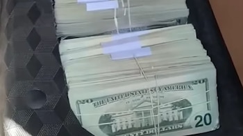 Los agentes encontraron US$439.100 distribuidos entre una mochila negra y un compartimiento secreto debajo del asiento posterior de una Toyota Hilux - Créditos: Captura de pantalla de Latina.