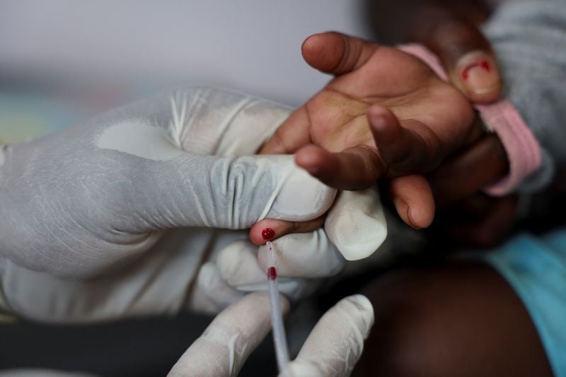 Una enfermera extrae una muestra de sangre a un niño para realizarle una prueba del VIH (REUTERS/Siphiwe Sibeko/Archivo)