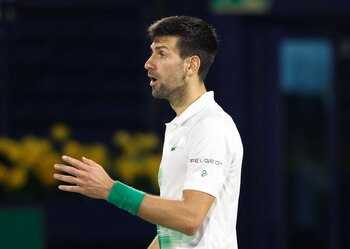 Nole se llevó una inesperada sorpresa frente al checo Jiri Vesely en Dubai y cayó al segundo puesto del ranking (Foto: REUTERS)