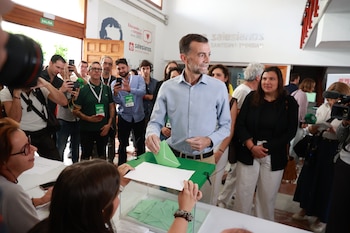 El candidato de Por Andalucía, Antonio Maíllo, ejerce su derecho al voto en el Colegio Salesiano Santísima Trinidad. (Rocío Ruz / Europa Press)