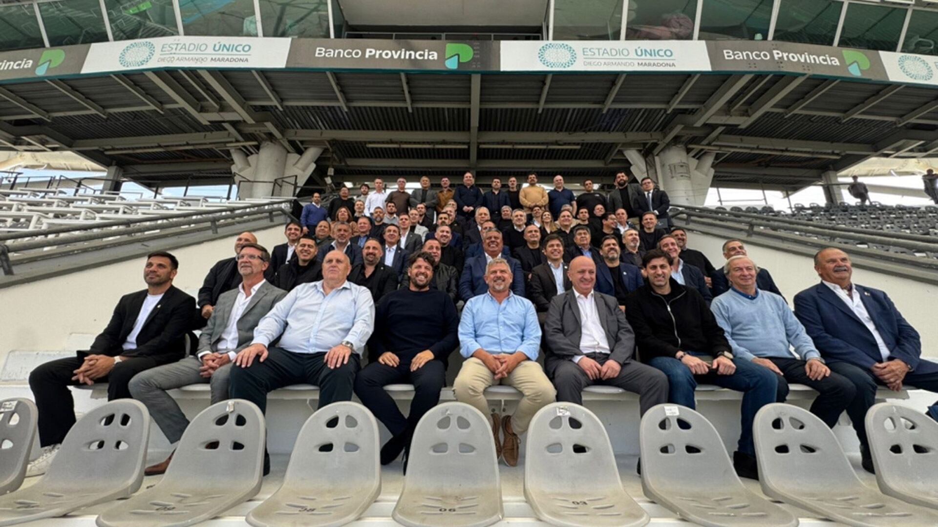 Los dirigentes y autoridades provinciales, en una de las plateas del recinto