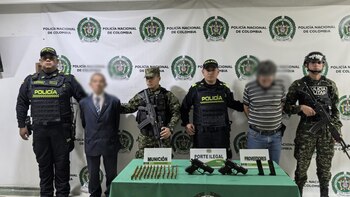 Con pistolas, proveedores y cartuchos