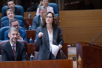 01/10/2026 El consejero de Presidencia, Justicia y Administración Local de la Comunidad de Madrid, Miguel Ángel García Martín (1 fila, 2d), y la presidenta de la Comunidad de Madrid, Isabel Díaz Ayuso (1 fila, d), durante un pleno en la Asamblea de Madrid, a 1 de octubre de 2026, en Madrid (España). La vivienda monopoliza el pleno de este jueves, 1 de octubre, en la Asamblea de Madrid marcado por el desahucio de Maricarmen, de 87 años, la pasada semana que ha derivado en un estallido social con una acampada en la Puerta del Sol que ha causado un nuevo choque entre Delegación del Gobierno, Ayuntamiento y Comunidad, además del impulso de dos reales decretos cuya convalidación votará el Congreso el viernes.
POLITICA
Jesús Hellín - Europa Press
