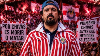 Ilustración de un hombre con barba y gorra, vestido con chaqueta rayada roja y blanca de Chivas, frente a aficionados en un estadio con banderas y bengalas