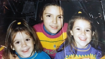 Abajo, las dos hermanas. Arriba,