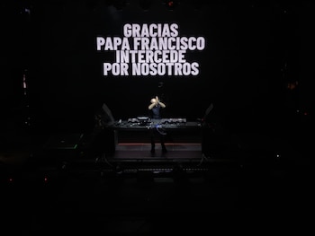 El padre DJ Guilherme Peixoto en Plaza de Mayo