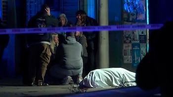 Atacaron a tiros un supermercado chino en Rosario: mataron a un vecino que estaba en la puerta y dejaron una nota mafiosa