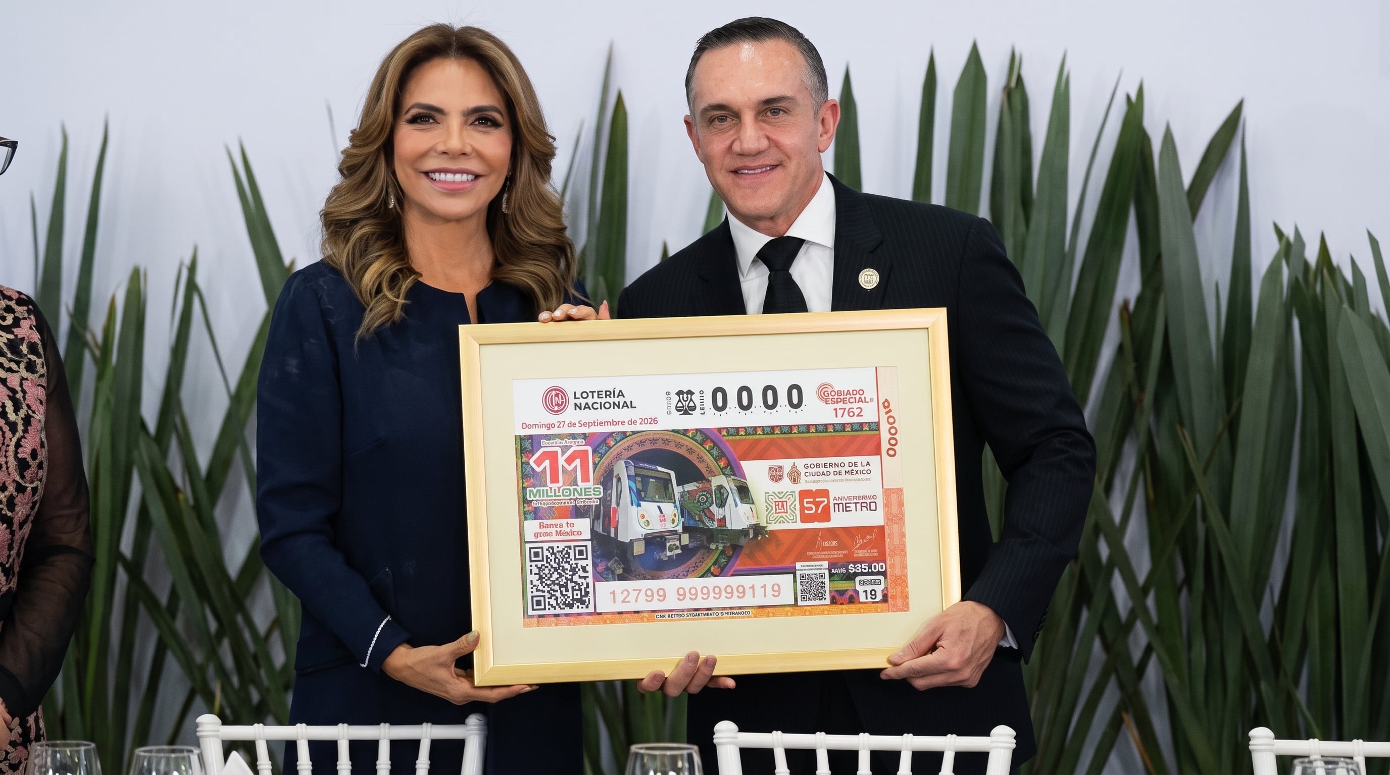 Metro CDMX celebra 57 años con billete especial de la Lotería Nacional.