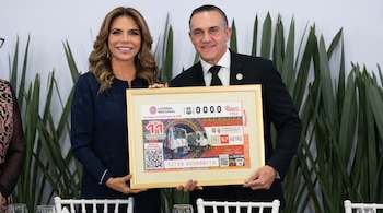 Metro CDMX celebra 57 años con billete especial de la Lotería Nacional.