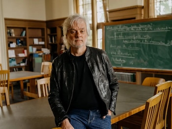 “Creo que en este momento la demanda de filósofos con formación en IA está, de hecho, superando a la oferta”, dijo David Chalmers, profesor de filosofía en la NYU. Credito: Aaron Wojack para The New York Times