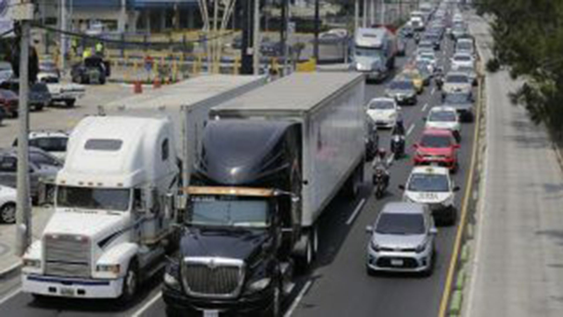La imagen muestra el intenso tráfico vehicular, incluyendo camiones de carga, en una autopista de Guatemala, en relación con la restricción de tránsito para el transporte pesado durante la Semana Santa 2026. (Agencias de Gobierno)