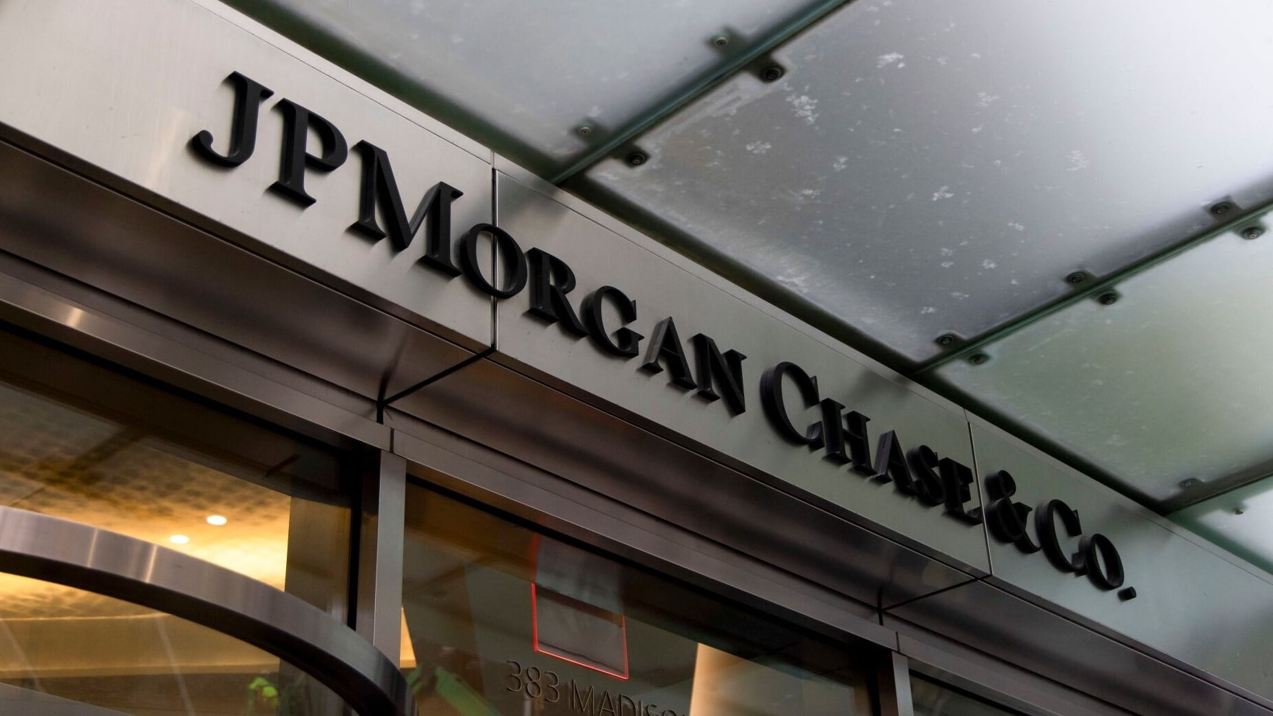 El reporte proyecta la inflación anual argentina en 17% para 2026, según estimaciones difundidas por la entidad (Bloomberg)