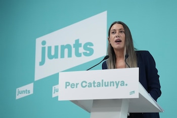 03/12/2025 La portavoz de Junts en el Congreso, Miriam Nogueras (d), durante una rueda de prensa, a 3 de diciembre de 2025, en Barcelona, Catalunya (España). Nogueras, en respuesta a los acercamientos de Sánchez, ha asegurado que no han cambiado su posición en relación con el PSOE, con quien rompieron relaciones, y les ha emplazado a tomar decisiones.
POLITICA
David Zorrakino - Europa Press