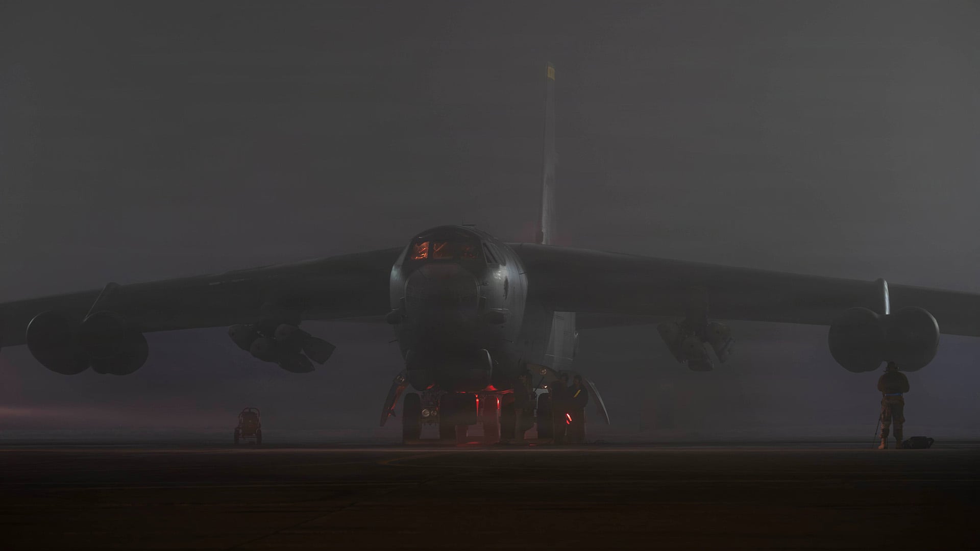 Un bombardero B-52H Stratofortress de la Fuerza Aérea de EE. UU. emerge de la densa niebla durante las operaciones nocturnas en la Real Fuerza Aérea de Fairford, Reino Unido (X, antes Twitter)