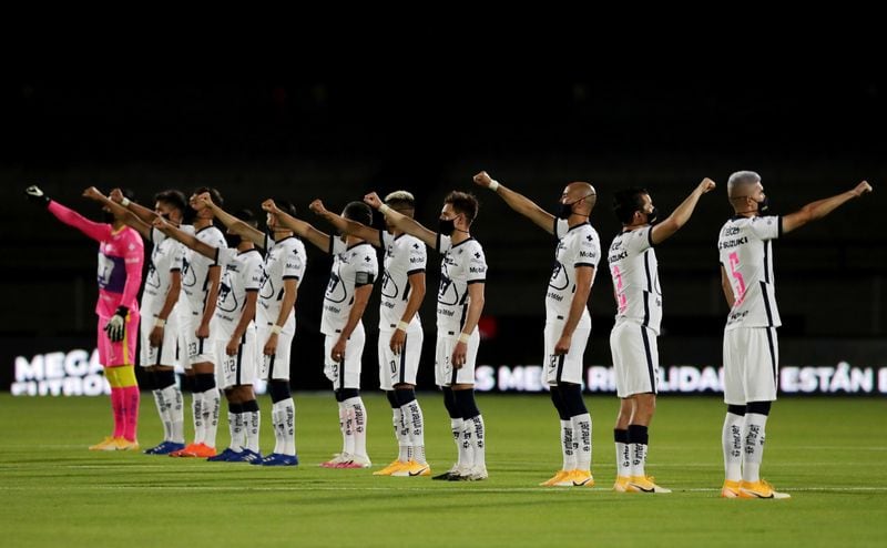 Foto de archivo de jugadores del club Pumas UNAM antes de un partido del torneo mexicano. Estadio Olímpico Universitario, Ciudad de México, México. 31 de octubre de 2020.REUTERS/Henry Romero