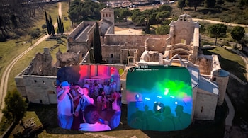 Vista aérea de un monasterio antiguo y dos imágenes superpuestas de personas bailando en una fiesta con luces de colores.