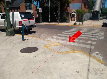 Tropezó en la vereda, se fracturó un brazo y la Cámara de Apelaciones revirtió el fallo: el municipio deberá indemnizarla