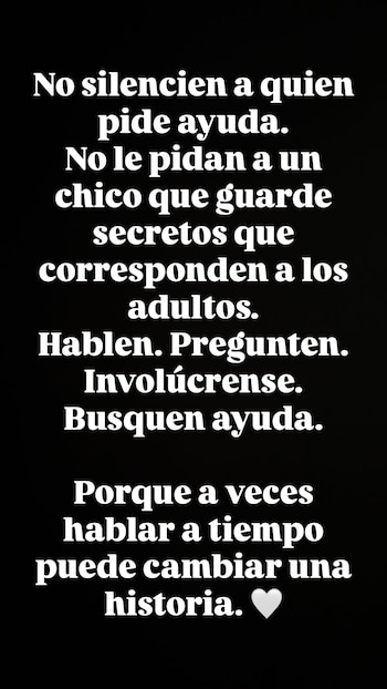 Texto en blanco sobre fondo negro con reflexiones sobre hablar a tiempo y buscar ayuda, acompañado por la figura de un corazón