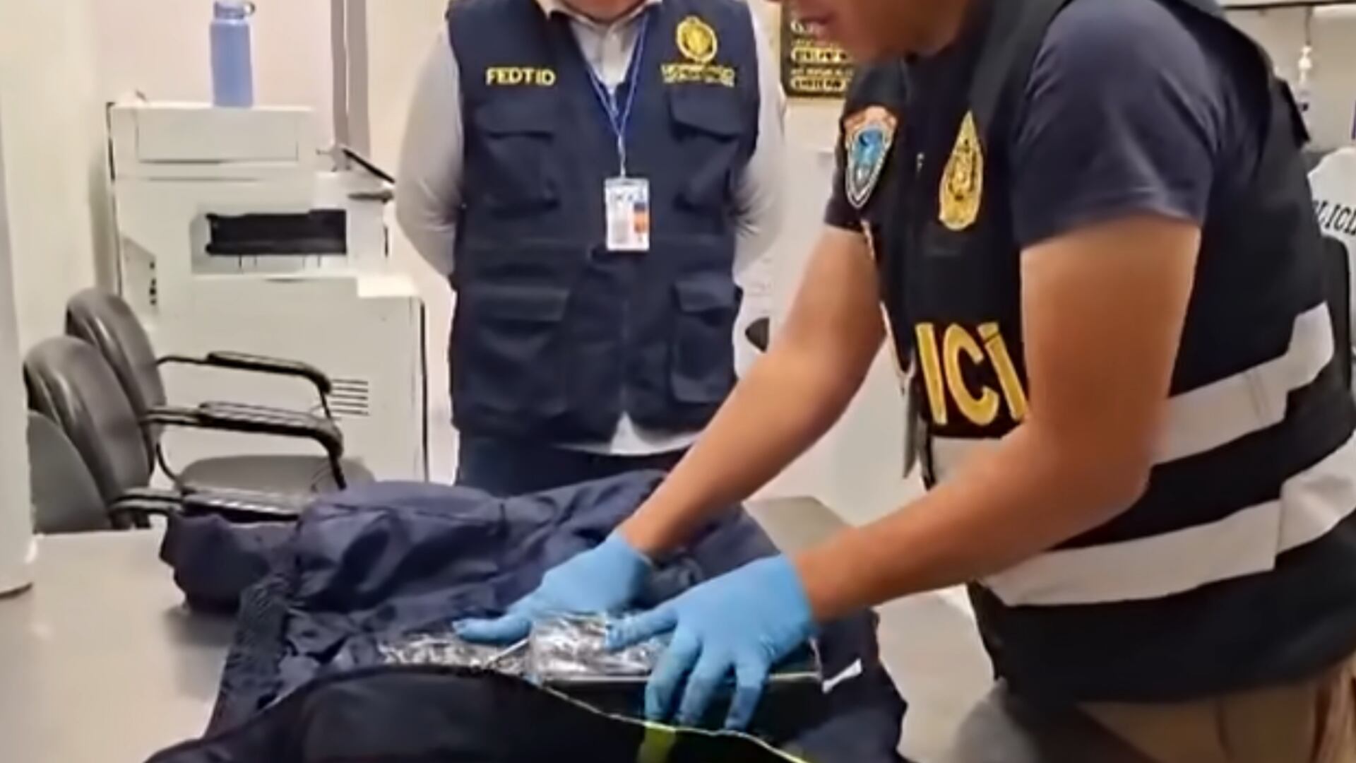 La droga fue introducida en equipajes de pasajeros: según la investigación, los estibadores lograron colocar tres ladrillos de cocaína en una maleta correspondiente a un vuelo de KLM con destino a Ámsterdam. Captura de pantalla