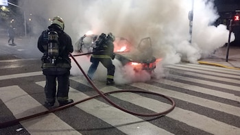 Recoleta: un auto se prendió fuego en plena avenida Córdoba