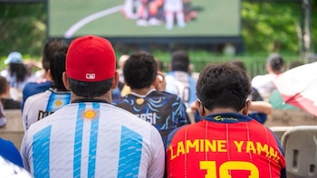 En fotos: Los salvadoreños llenan plazas para ver la final entre Argentina y España