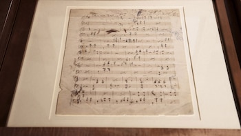 Strauss se sitúa junto