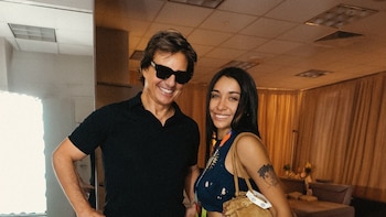 María Becerra mostró la inesperada visita de Tom Cruise a su camarín luego de cantar el Himno en el Mundial: el video