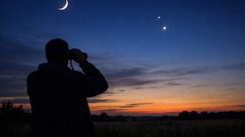 Guía para ver el “beso cósmico” de Júpiter y Venus, un fenómeno astronómico que no se repetirá hasta 2028