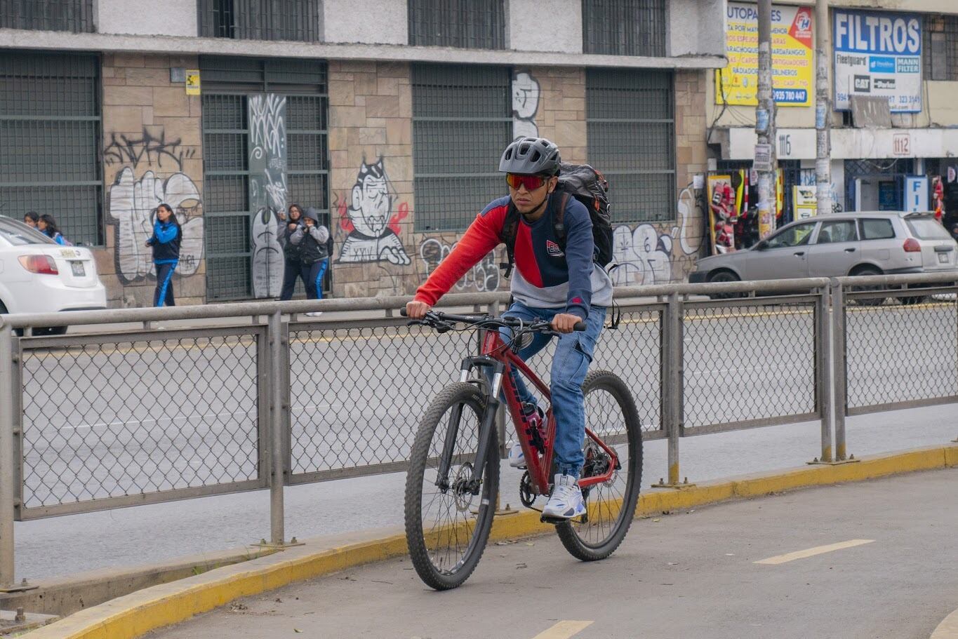 Un ciclista se desplaza por un tramo de una de las varias ciclovías que ahora conectan positivamente a miles de ciudadanos. (Municipalidad de Lima)