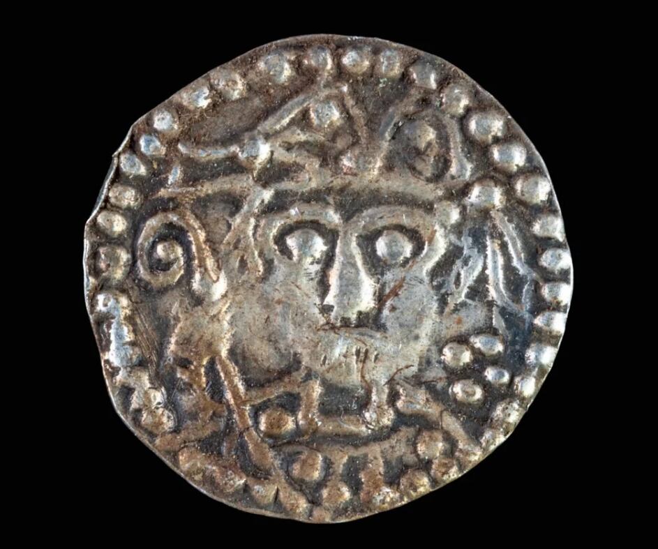 Moneda con un obispo sosteniendo un báculo, el bastón con forma de gancho que simbolizaba su oficio religioso