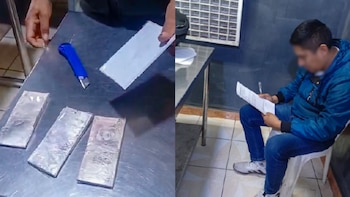 Vista dividida con tres paquetes envueltos y un cúter sobre una mesa, y un hombre sentado que lee una hoja de papel