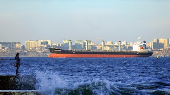 Un buque turco se incendia