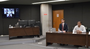 El acusado junto a su abogado defensor durante la primera audiencia del juicio (Gentileza: Fiscales)