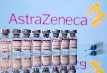 Foto de archivo de una jeringa y viales con la etiqueta de vacunas para el COVID-19 junto al logo de Astra Zeneca
Mar 14, 2021. REUTERS/Dado Ruvic/