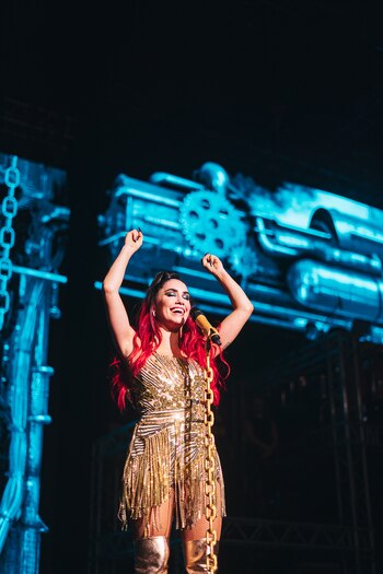 La artista en una de