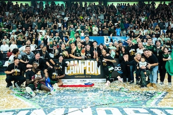 Los jugadores de Gimnasia con la copa de la Liga Nacional de Básquetbol, la segunda que consiguen en su historia (Prensa LNB)