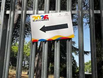 Cartel informativo sobre la segunda vuelta de las elecciones presidenciales de Colombia. (Infobae)