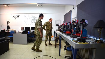 Civiles y militares trabajan en