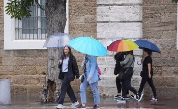 Transeuntes bajo sus paraguas durante la intensa lluvia. A 11 de octubre de 2024, en Cádiz (Andalucía, España). (Joaquin Corchero / Europa Press)
