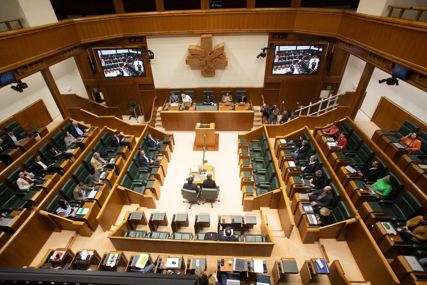 La Cámara vasca condena los disturbios de Bilbao y las prácticas de los "agitadores ultra" con el rechazo de PP y Vox