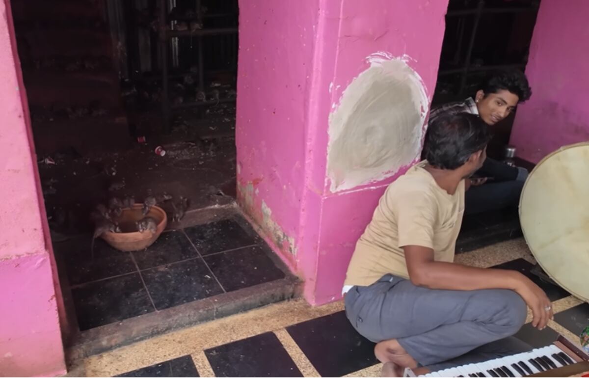 Los locales toman siestas en el piso del templo alrededor de los roedores - crédito @PlanetaJuan/YouTube